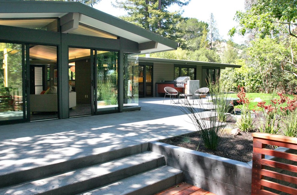 Пример оригинального дизайна: двор в современном стиле с летней кухней