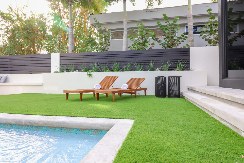 This is an example of a midcentury patio in Miami.