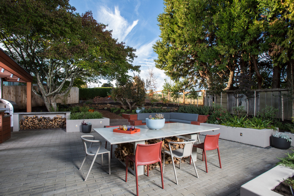 Foto di un ampio patio o portico contemporaneo dietro casa con pavimentazioni in cemento