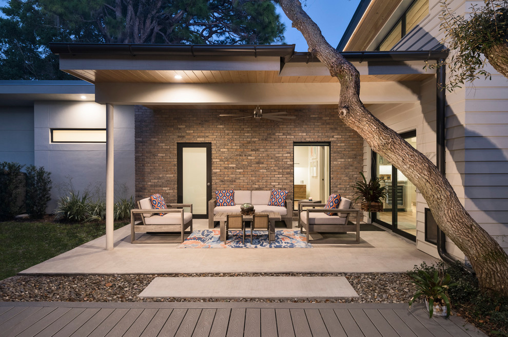 Immagine di un patio o portico design dietro casa con pedane e un gazebo o capanno