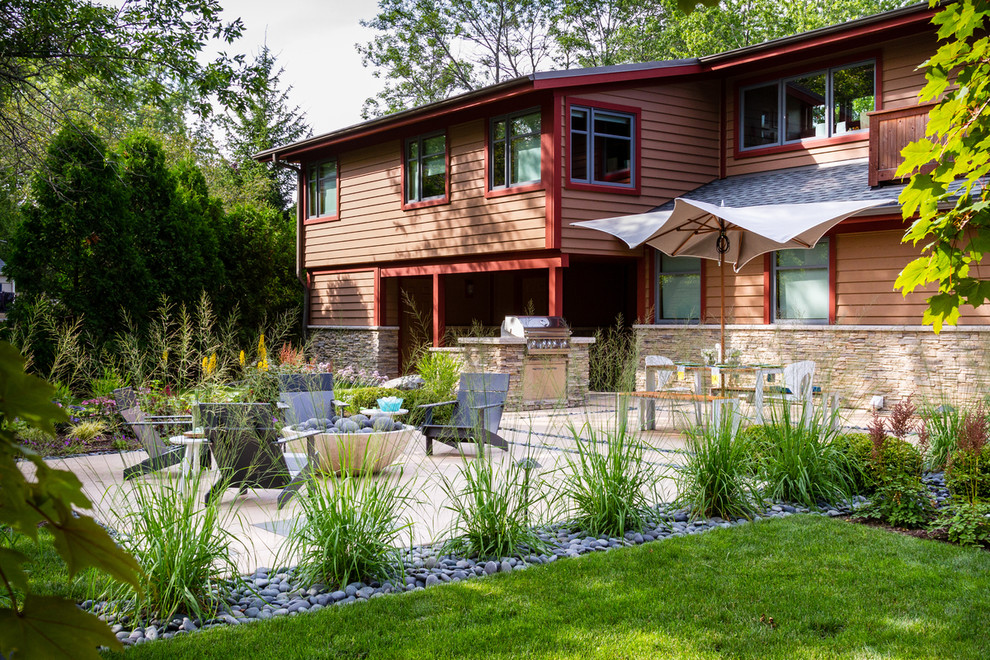 Пример оригинального дизайна: двор среднего размера на заднем дворе в стиле модернизм с местом для костра и покрытием из бетонных плит