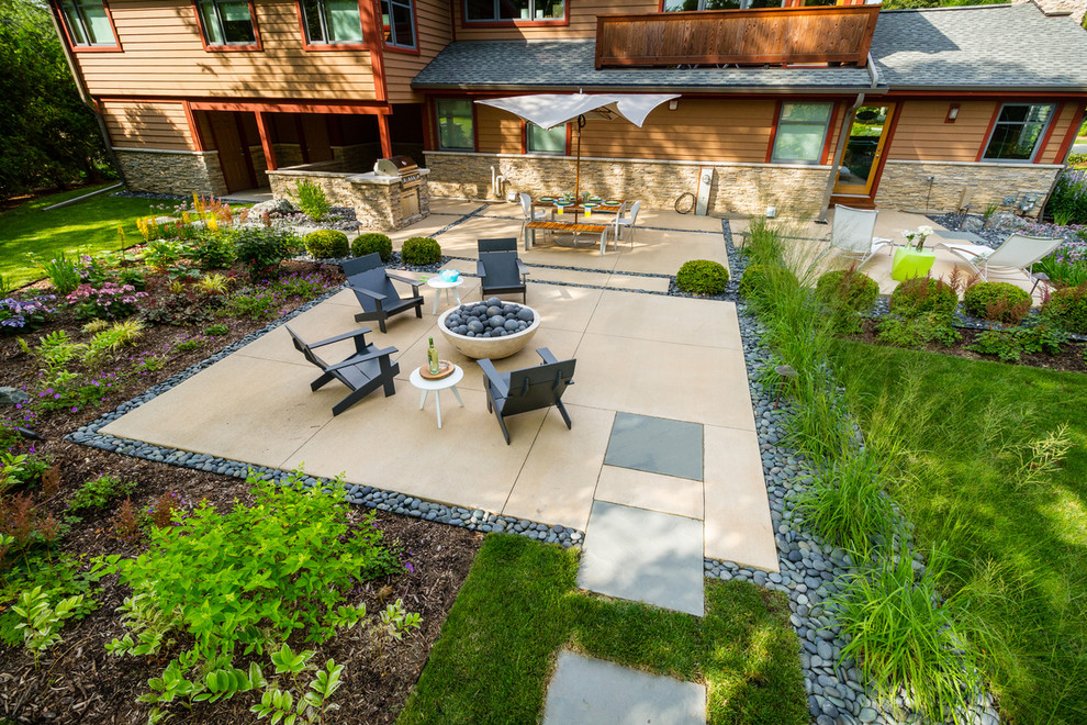 На фото: двор среднего размера на заднем дворе в современном стиле с местом для костра и покрытием из бетонных плит