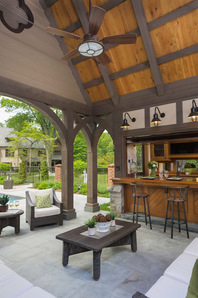 Свежая идея для дизайна: большой двор на заднем дворе в классическом стиле с покрытием из плитки, летней кухней и навесом - отличное фото интерьера