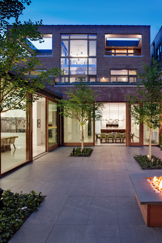 Cette image montre une terrasse urbaine avec une cour et un foyer extérieur.