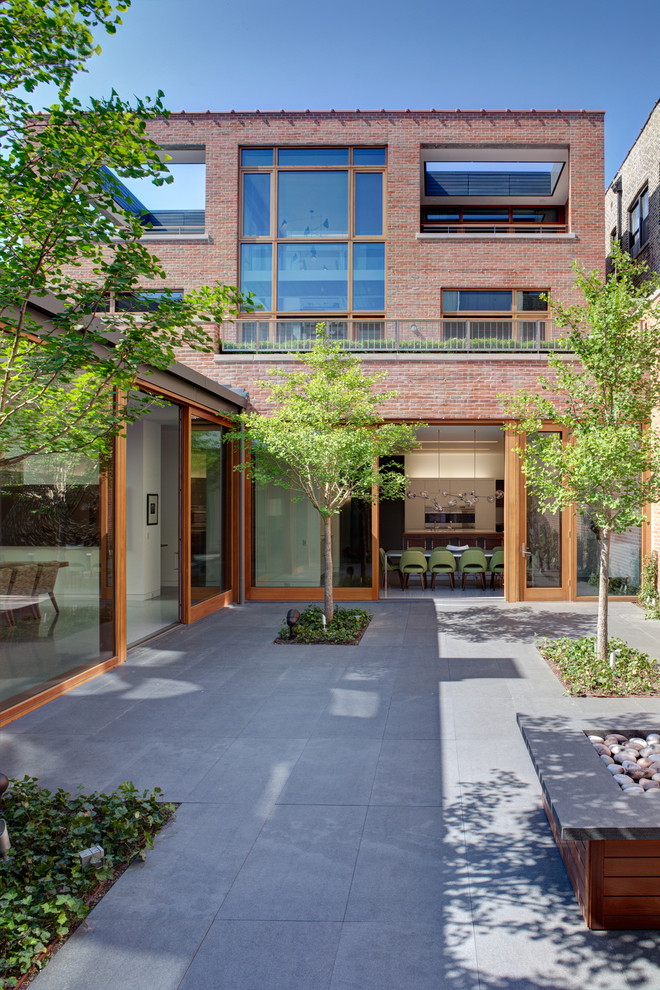 Inspiration for an industrial courtyard patio in Chicago.