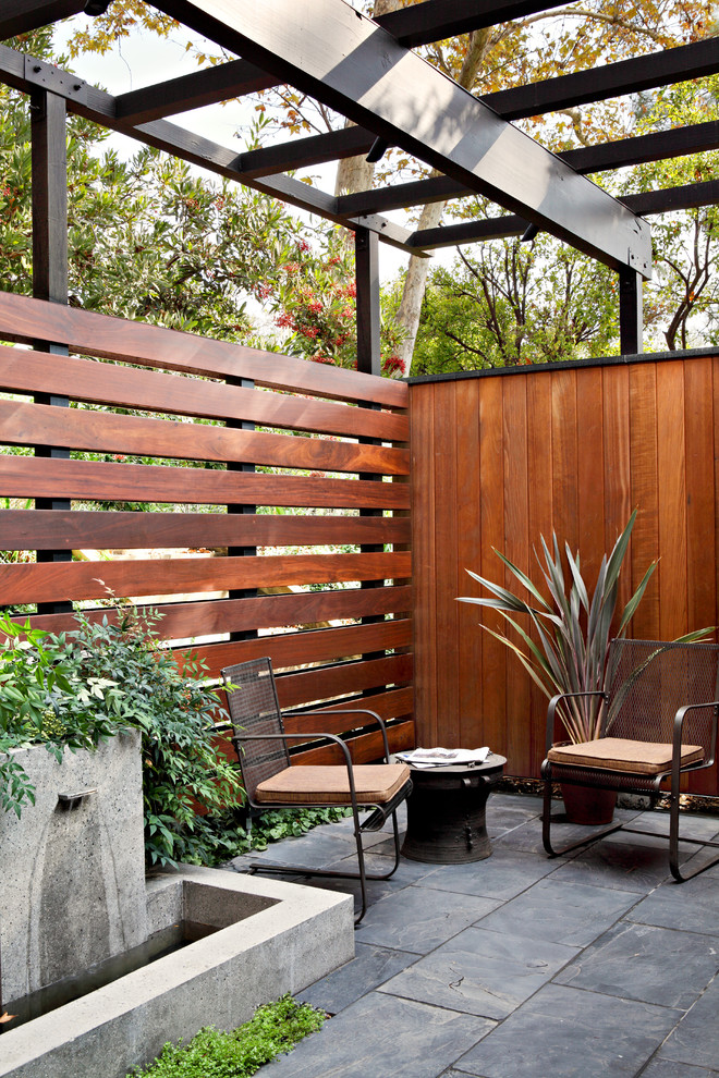Свежая идея для дизайна: пергола во дворе частного дома в стиле ретро с забором - отличное фото интерьера