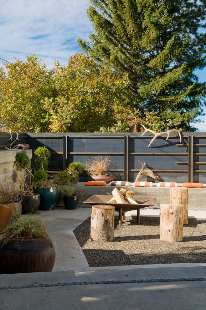 Cette image montre une terrasse vintage avec un foyer extérieur.