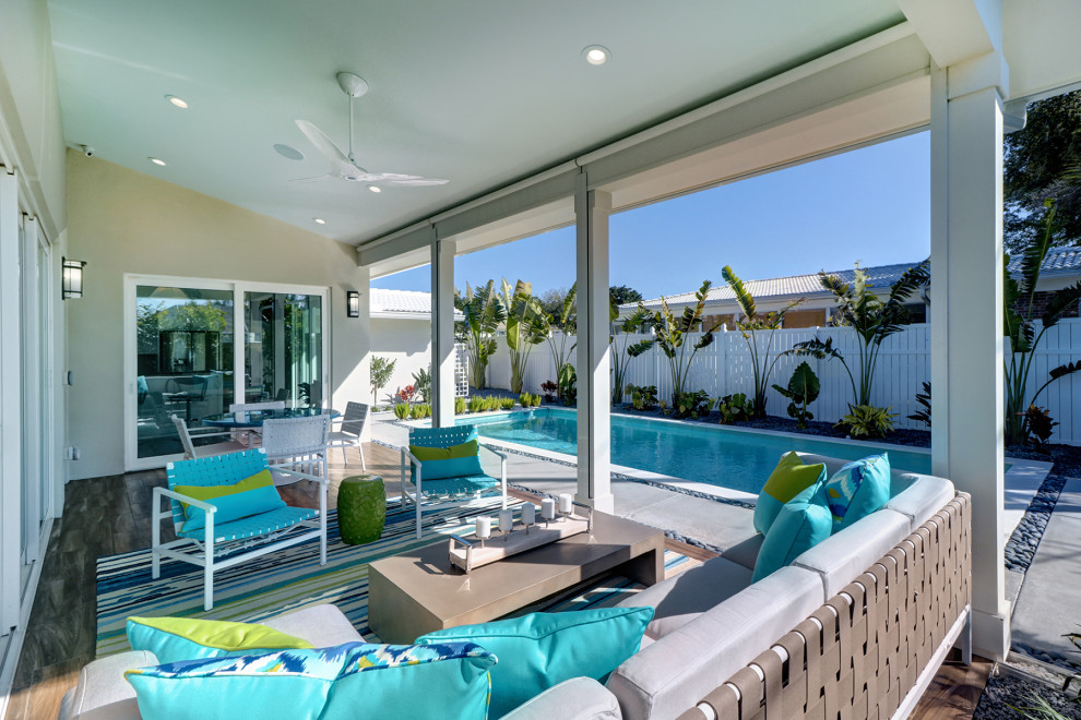 Patio - mid-century modern patio idea in Tampa