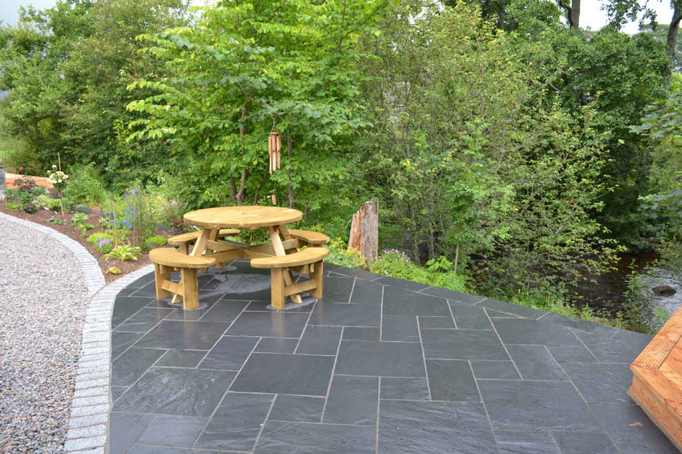 Midnight blue slate patio edged with granite setts Traditional
