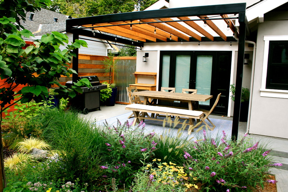 На фото: пергола во дворе частного дома на заднем дворе в современном стиле с покрытием из бетонных плит