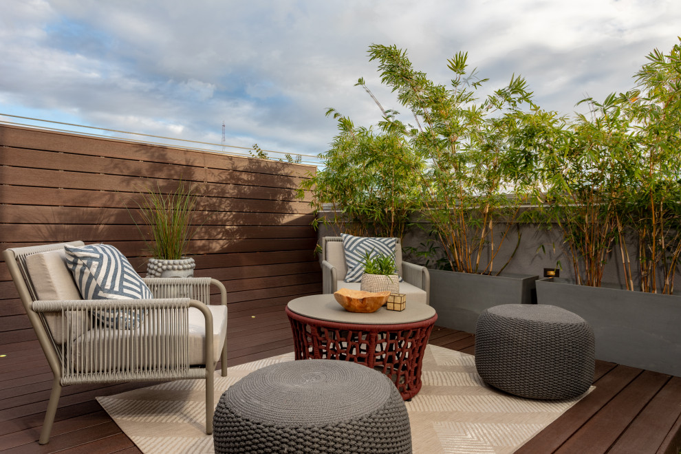 На фото: маленький двор в стиле модернизм с местом для костра и настилом без защиты от солнца для на участке и в саду