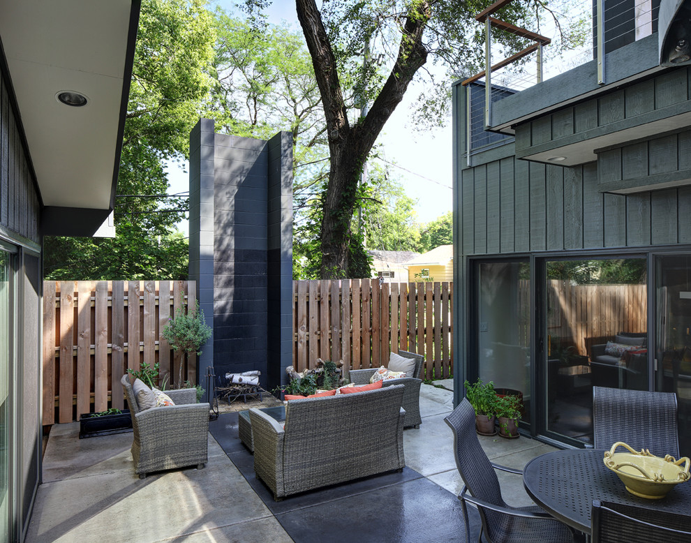 Свежая идея для дизайна: двор на внутреннем дворе в современном стиле с забором без защиты от солнца - отличное фото интерьера