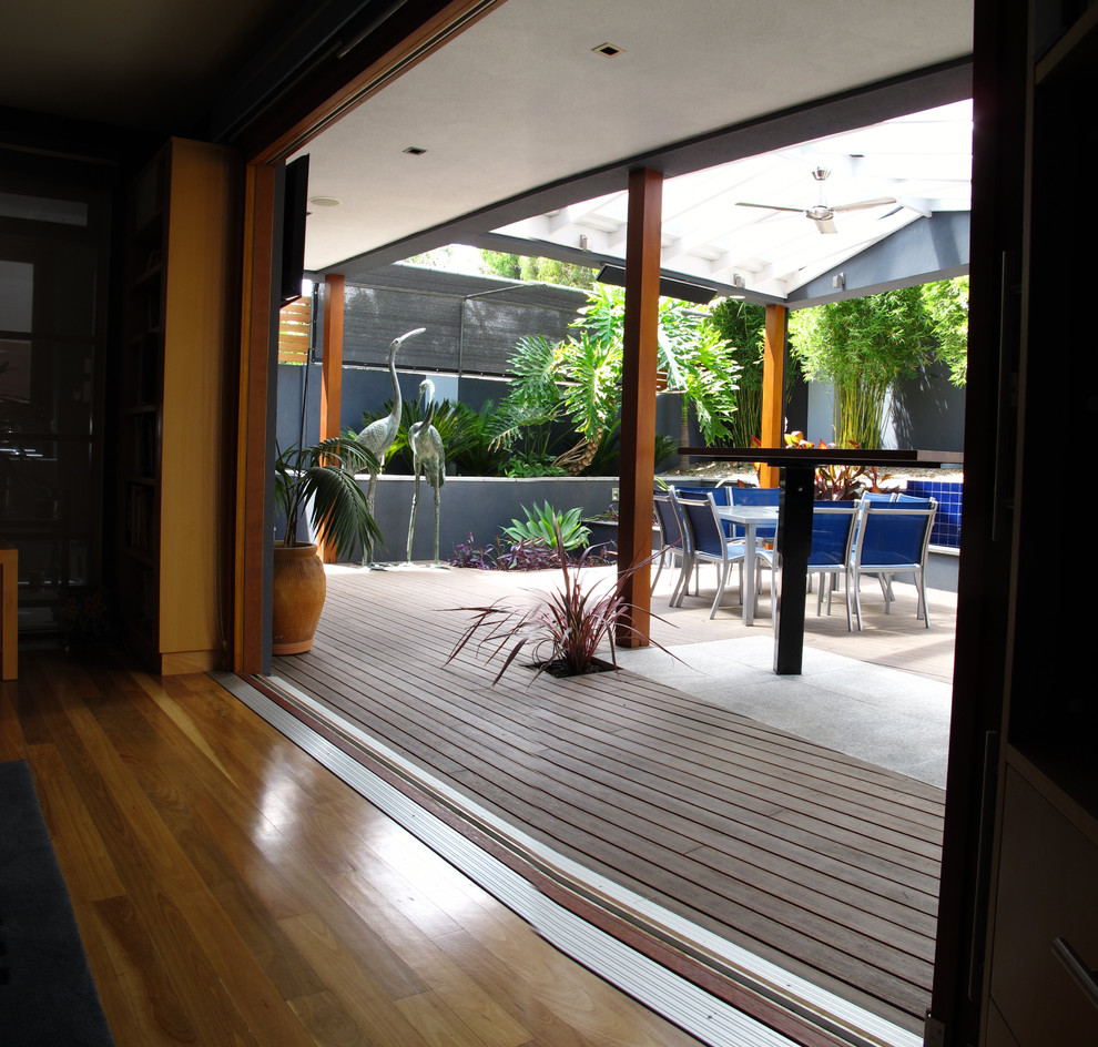 Пример оригинального дизайна: беседка во дворе частного дома среднего размера на заднем дворе в современном стиле с настилом