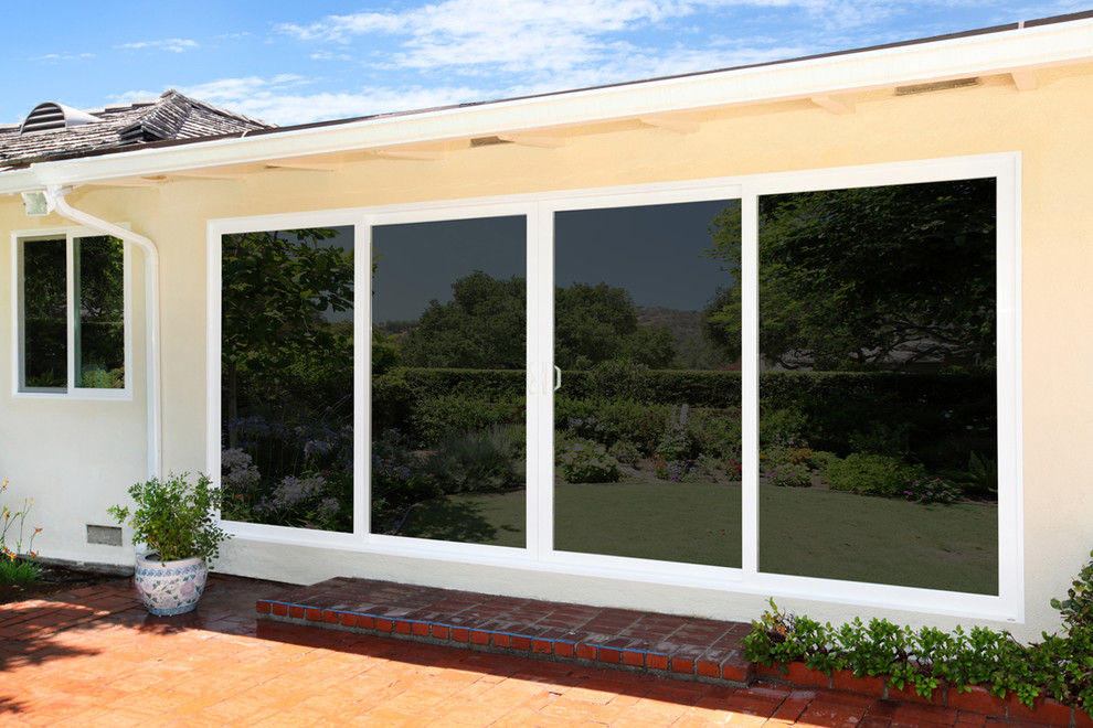 Aménagement d'une terrasse arrière classique de taille moyenne avec aucune couverture et des pavés en brique.