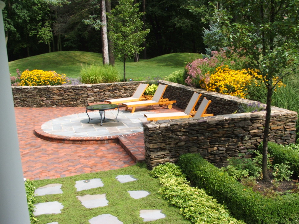Modelo de patio clásico en patio trasero con adoquines de ladrillo