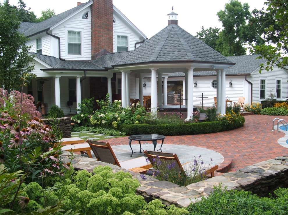 Cette image montre une terrasse traditionnelle avec un gazebo ou pavillon.