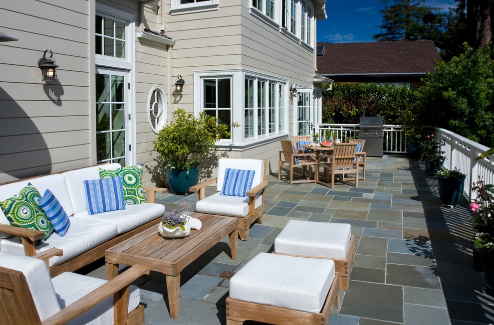 На фото: большой двор в классическом стиле с покрытием из плитки без защиты от солнца