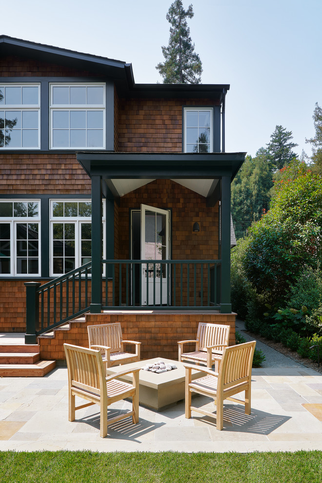 Diseño de patio de estilo americano de tamaño medio sin cubierta en patio trasero con brasero y entablado