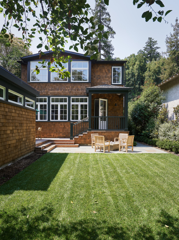 Ejemplo de patio de estilo americano de tamaño medio sin cubierta en patio trasero con entablado