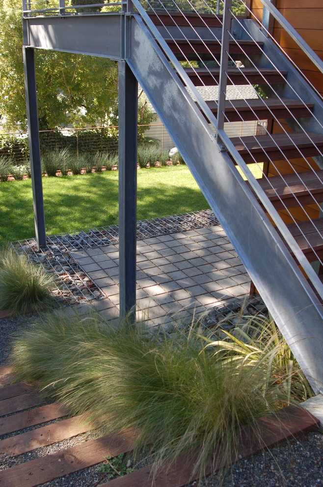 Ejemplo de patio moderno con adoquines de hormigón