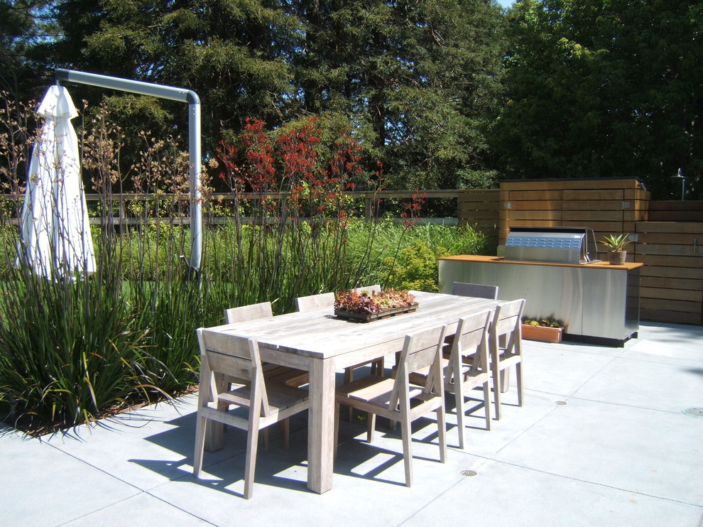 Ejemplo de patio minimalista sin cubierta con losas de hormigón