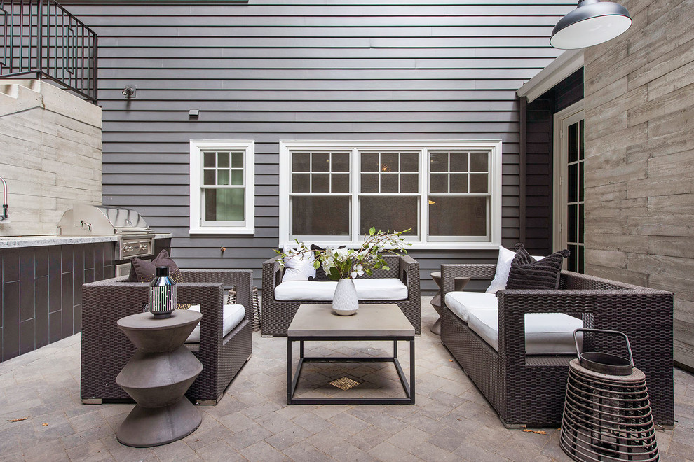 Aménagement d'une terrasse classique de taille moyenne avec une cuisine d'été, une cour, des pavés en béton et aucune couverture.