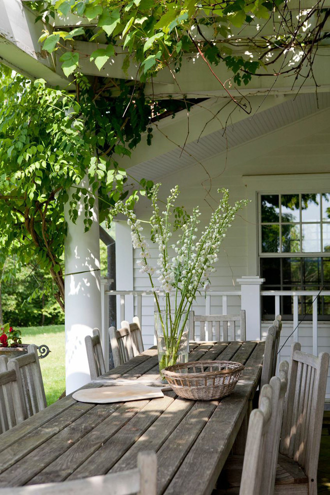 Ispirazione per un patio o portico tradizionale nel cortile laterale con una pergola