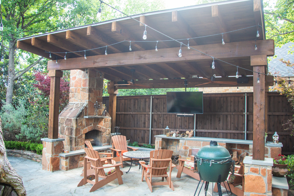 На фото: беседка во дворе частного дома среднего размера на заднем дворе в стиле рустика с летней кухней и покрытием из каменной брусчатки