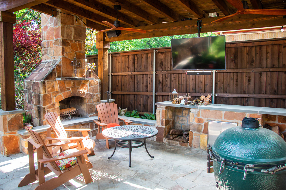 Mittelgroßer Uriger Patio hinter dem Haus mit Outdoor-Küche, Natursteinplatten und Gazebo in Dallas
