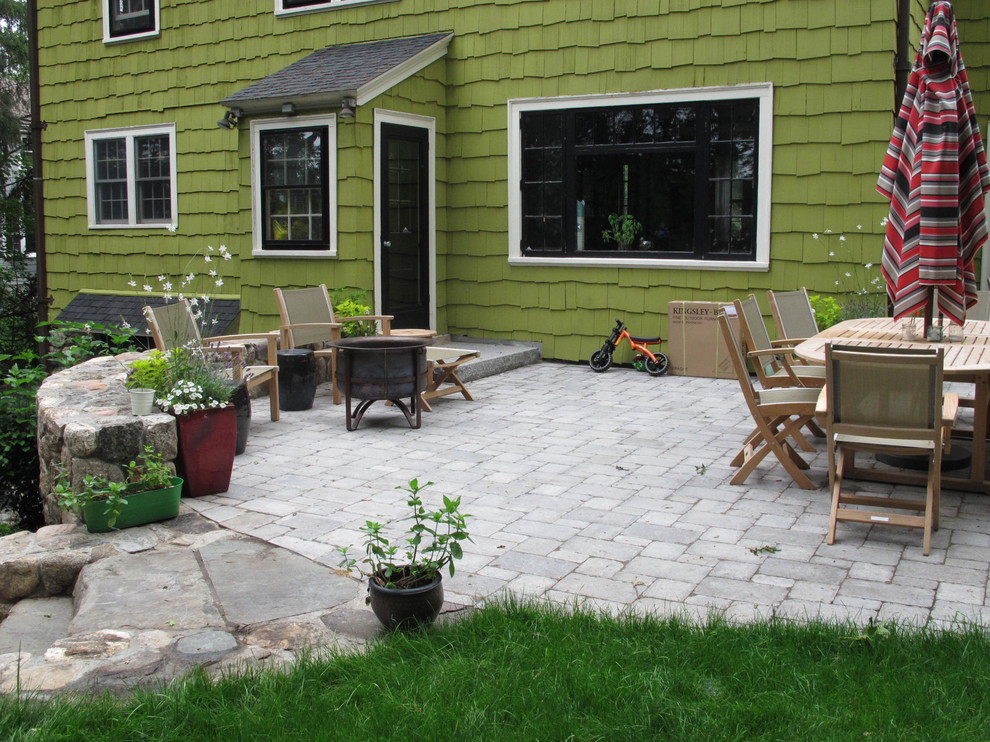 Immagine di un patio o portico american style di medie dimensioni e dietro casa con pavimentazioni in cemento