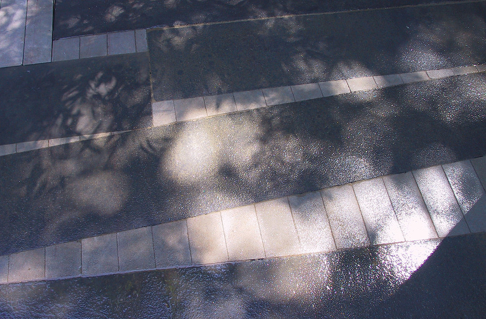 Idee per un patio o portico contemporaneo nel cortile laterale con pavimentazioni in pietra naturale