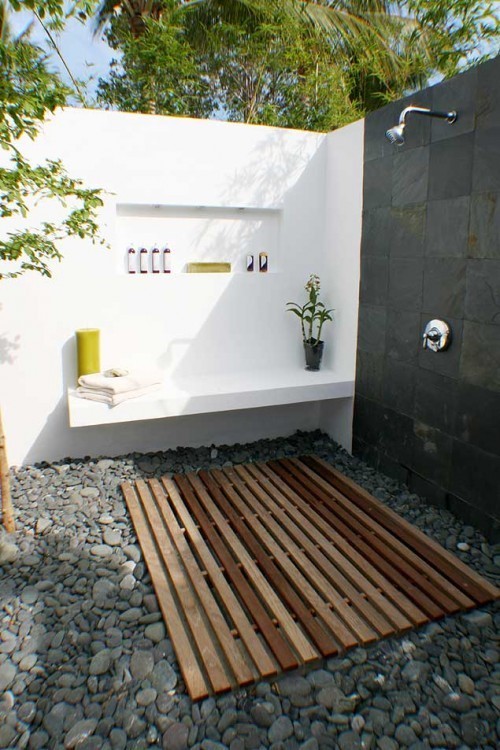 Modelo de patio tropical con ducha exterior