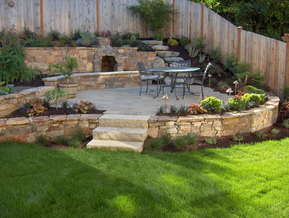 Imagen de patio clásico pequeño sin cubierta en patio trasero con brasero y adoquines de piedra natural