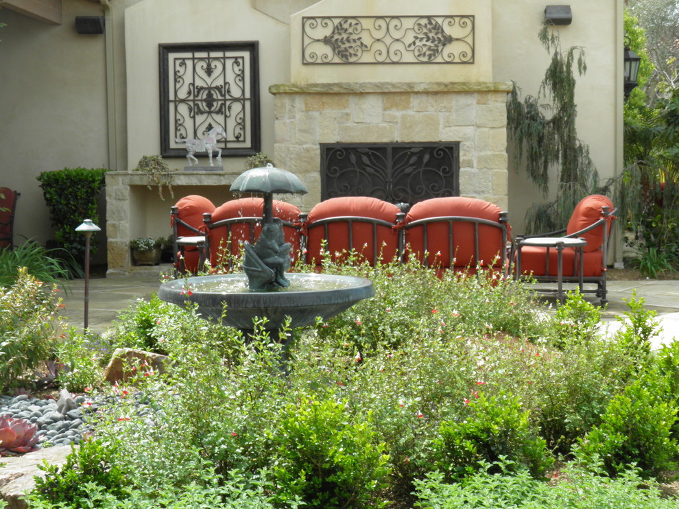Esempio di un grande patio o portico mediterraneo dietro casa con fontane, nessuna copertura e pavimentazioni in pietra naturale