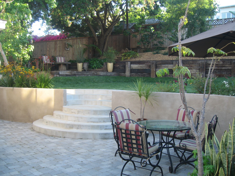 Foto di un patio o portico stile americano di medie dimensioni e dietro casa con pavimentazioni in mattoni e nessuna copertura