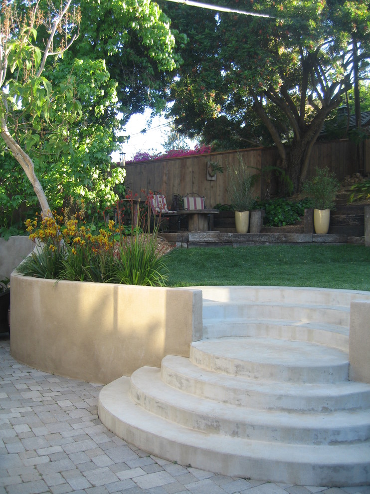 Esempio di un patio o portico american style di medie dimensioni e dietro casa con pavimentazioni in mattoni e nessuna copertura