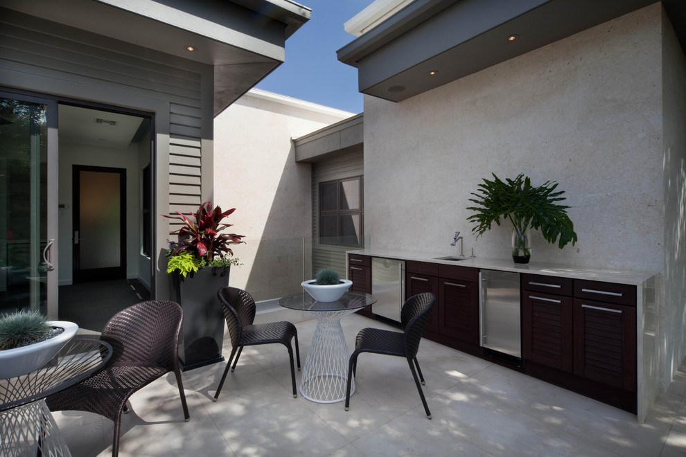 Свежая идея для дизайна: двор в современном стиле с летней кухней без защиты от солнца - отличное фото интерьера