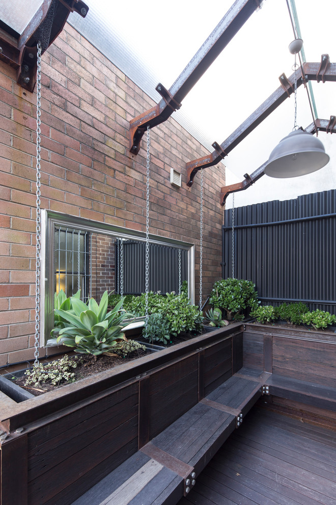 Idées déco pour une terrasse industrielle avec une cour et une pergola.