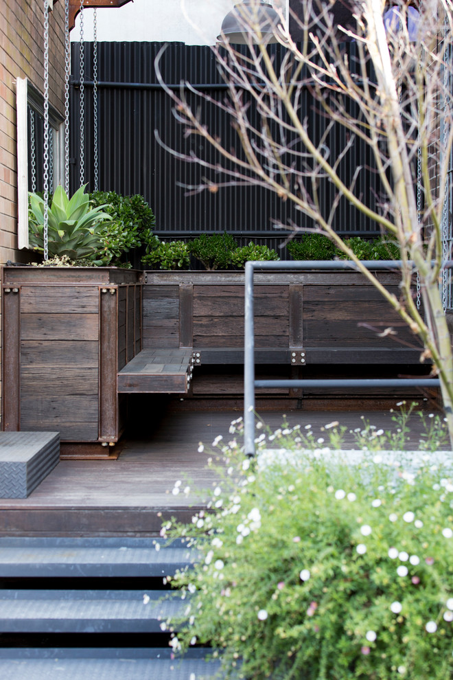 Идея дизайна: маленькая пергола во дворе частного дома на внутреннем дворе в стиле лофт с растениями в контейнерах и настилом для на участке и в саду