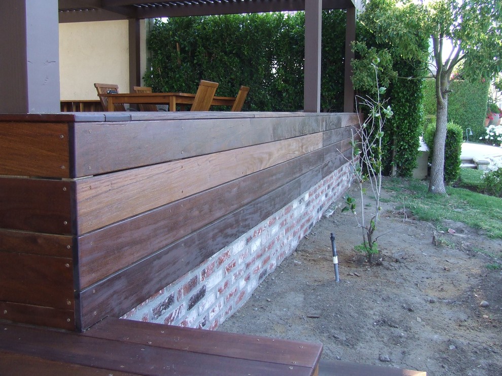 This is an example of a contemporary patio in Los Angeles.