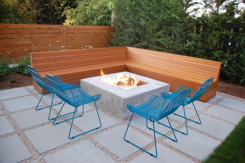 Idée de décoration pour une terrasse minimaliste avec un foyer extérieur.