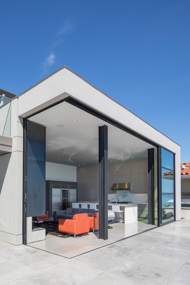 Пример оригинального дизайна: большой двор на заднем дворе в стиле модернизм с покрытием из бетонных плит без защиты от солнца
