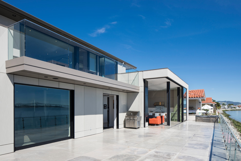 На фото: большой двор на заднем дворе в стиле модернизм с покрытием из бетонных плит без защиты от солнца с
