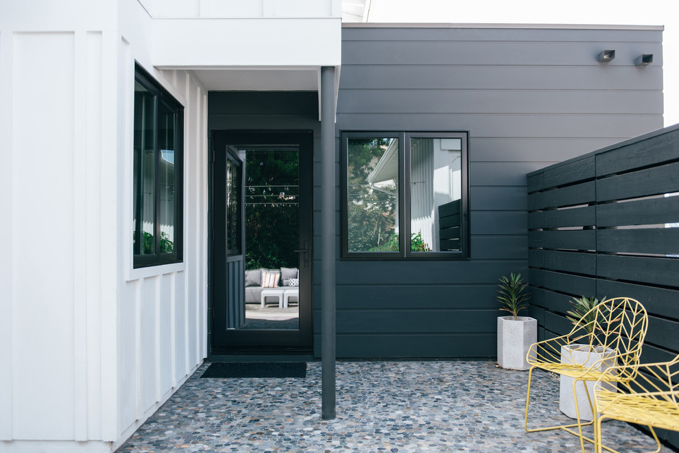 Foto di un piccolo patio o portico moderno dietro casa con nessuna copertura e lastre di cemento