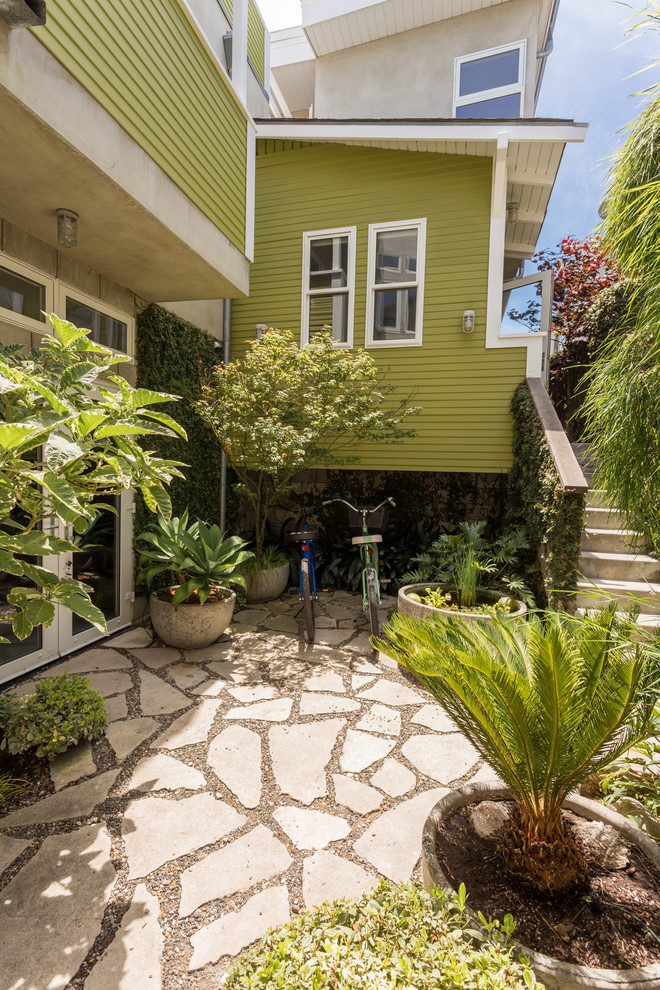 Kleiner Moderner Patio hinter dem Haus mit Natursteinplatten in Los Angeles