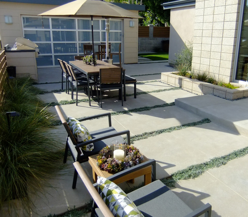Mittelgroße Moderne Pergola hinter dem Haus mit Outdoor-Küche und Betonboden in San Diego