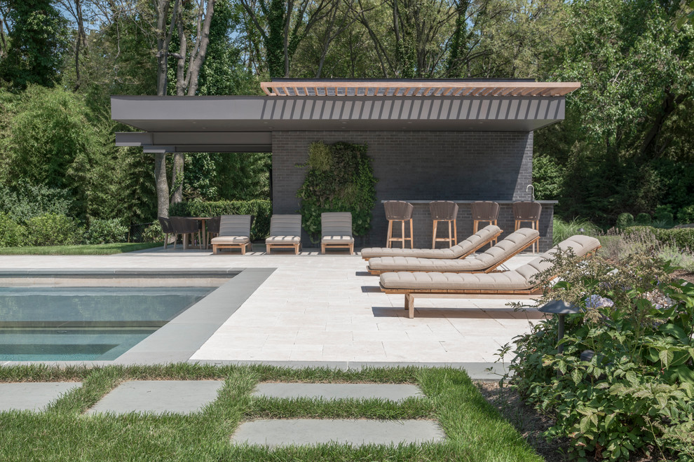 Idée de décoration pour une terrasse avec une douche extérieure arrière minimaliste avec des pavés en pierre naturelle et un gazebo ou pavillon.