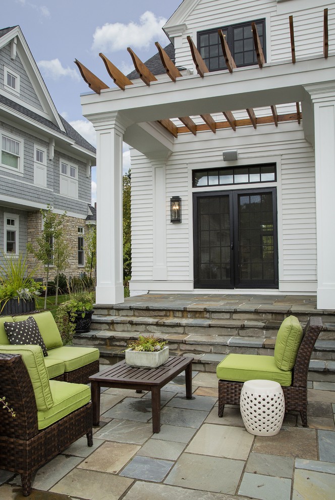 Пример оригинального дизайна: двор среднего размера на заднем дворе в классическом стиле с покрытием из каменной брусчатки без защиты от солнца