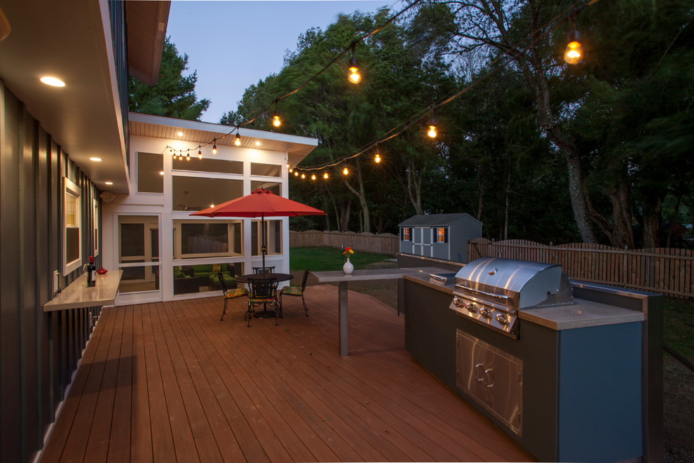 Idées déco pour une terrasse en bois arrière rétro de taille moyenne avec une cuisine d'été et aucune couverture.