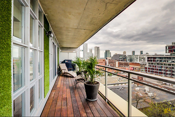 Aménagement d'un grand balcon moderne avec un jardin vertical et une extension de toiture.